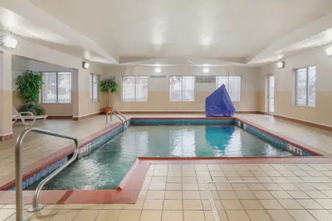 Indoor pool | Country, Columbia MO Hotels
