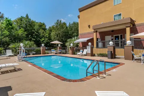 Outdoor pool | Comfort Suites, Biloxi MS Hotels