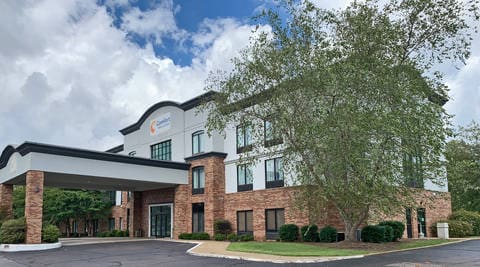 Hotel entrance | Comfort Inn, Columbus MS Hotels