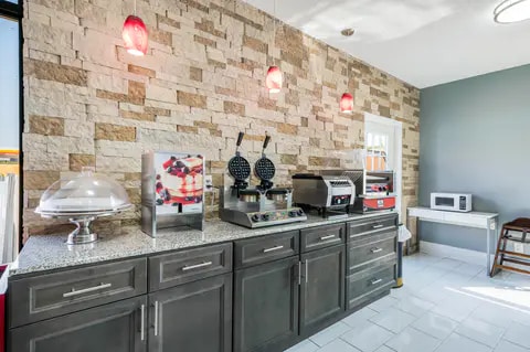 Breakfast counter | Econo Lodge, Columbus MS Hotels