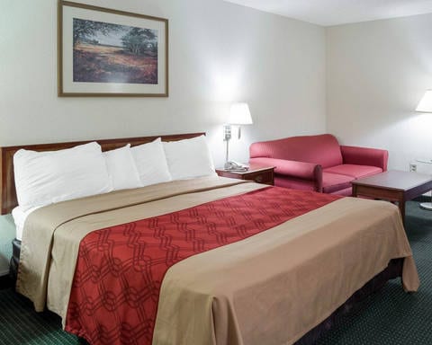 Guest room with king bed | Econo Lodge hotel in Yazoo City, MS