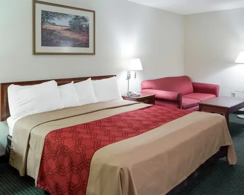 Guest room with king bed | Econo Lodge hotel in Yazoo City, MS