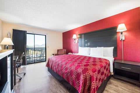 Guest room | Econo Lodge, Waynesville NC Hotels