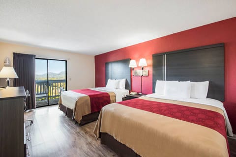 Guest room with queen bed(s) | Econo Lodge, Waynesville NC Hotels