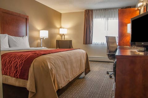 Guest room with work space | Dickinson, ND Hotels | Comfort Inn