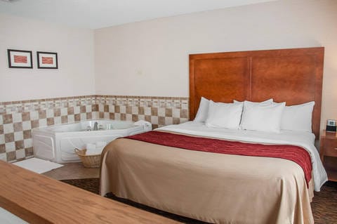 Whirlpool suite | Dickinson, ND Hotels | Comfort Inn