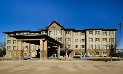 Hotel exterior | Country, Grand-forks ND Hotels