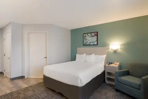 Guest room with queen bed(s) | Mainstay, Omaha NE Hotels