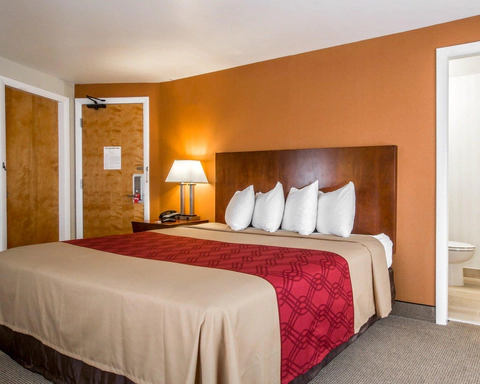 Well-equipped guest room | Ossipee, NH Hotels | Econo Lodge Lake Region