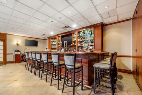 Cocktail lounge | Clarion Hotel & Conference Center - Hotel in Toms River, NJ