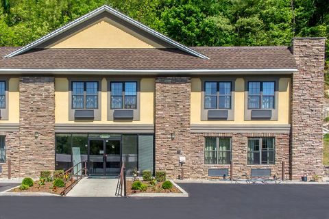 Hotel Entrance | Quality Inn near Mountain Creek - Hotel in Vernon, NJ