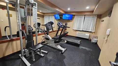 Fitness center | Econo Lodge, Iselin NJ Hotels