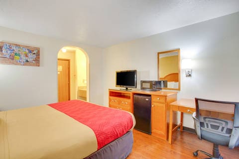 Guest room with king bed(s) | Econo Lodge, Albuquerque NM Hotels
