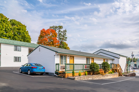 Hotel exterior | Econo Lodge, Lake-george NY Hotels