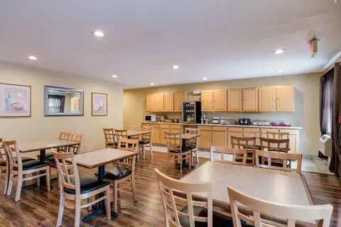 Breakfast area | Econo Lodge, Painted-post NY Hotels