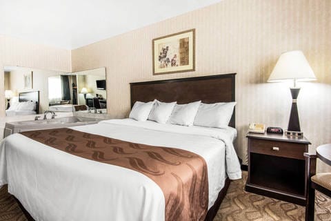 King suite with whirlpool bathtub | Quality Inn, Niagara-falls NY Hotels