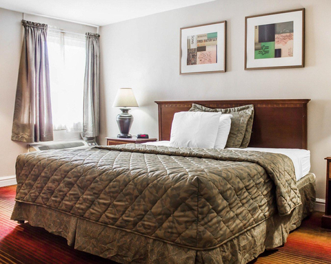 Guest room with king bed