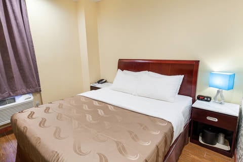 Guest room with queen bed(s) | Quality Inn, Brooklyn NY Hotels