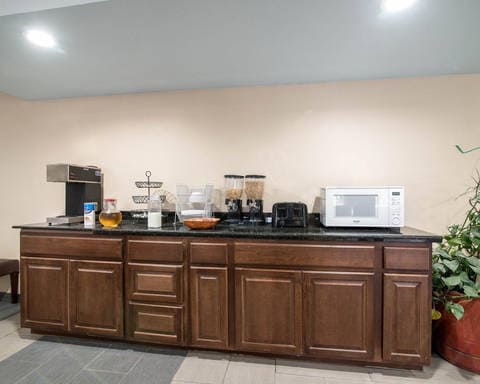 Free continental breakfast | Rodeway Inn hotel in Syracuse, NY