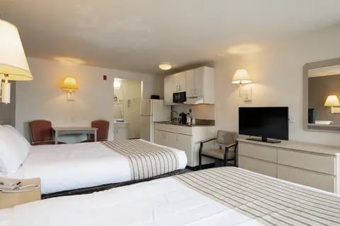Guest room | Suburban, Mentor OH Hotels