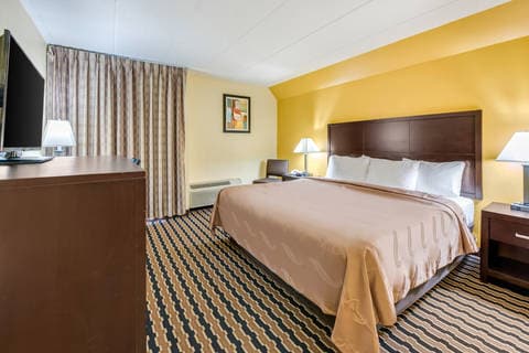 Guest room with queen bed(s) | Quality Inn, Cincinnati OH Hotels