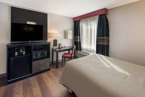 Guest room with flat-screen television | Quality Inn, Cincinnati OH Hotels