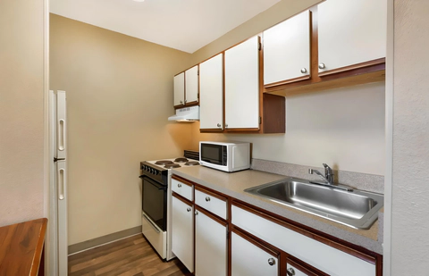 Gust Room with kitchenette | Suburban, Copley OH Hotels