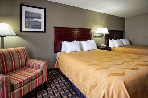 Guest room with queen bed(s) | Quality Inn, Moore OK Hotels