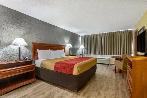 Guest room with king bed(s) | Econo Lodge, Broken-arrow OK Hotels