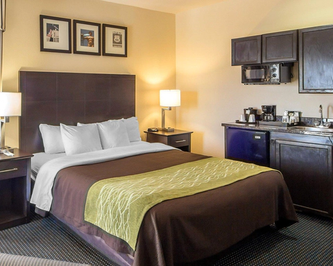 Guest room with wet bar