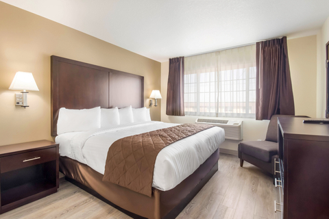 Guest room with king bed(s) | Econo Lodge, Umatilla OR Hotels