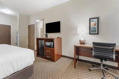 Guest room with king bed(s) | Comfort Inn, Johnstown PA Hotels