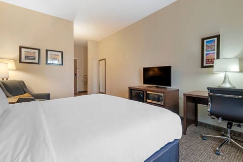 Guest room with flat-screen television | Comfort Inn, Mechanicsburg PA Hotels