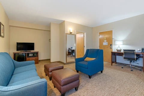 Queen suite with sofa sleeper | Comfort Inn, Mechanicsburg PA Hotels
