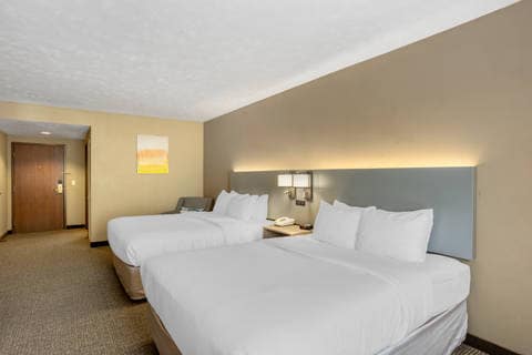 Spacious room with queen beds | Comfort Inn, Huntingdon PA Hotels