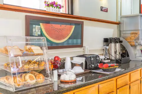Breakfast area | Econo Lodge, Clarks-summit PA Hotels