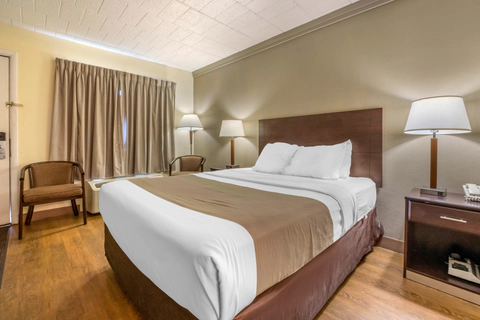 Guest room with queen bed(s) | Econo Lodge, Shamokin-dam PA Hotels
