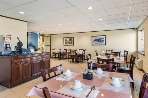 Breakfast area | Econo Lodge, Quakertown PA Hotels