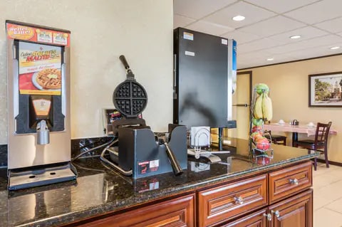 Breakfast counter | Econo Lodge, Quakertown PA Hotels