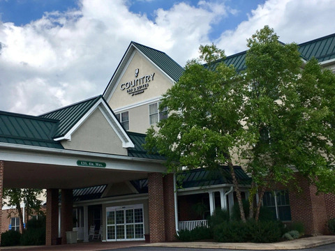 Hotel Exterior | Country, Lewisburg PA Hotels