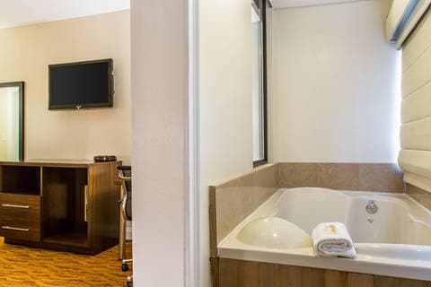 Guest room with whirlpool | Quality Inn, Middletown RI Hotels