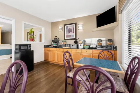 Breakfast area | Econo Lodge, Saint-george SC Hotels