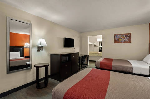Guest room with double bed(s) | Econo Lodge, Yemassee SC Hotels