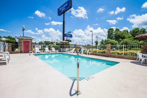 Seasonal outdoor pool | Rodeway Inn Spartanburg SC