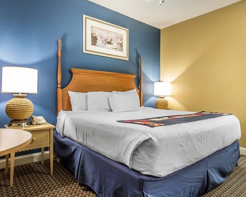Guest room with one bed | Bluegreen Vacations Harbour Lights, hotel in Myrtle Beach, SC