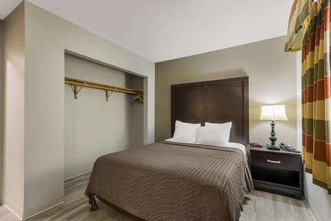 Suite with king bed(s) | Econo Lodge, Yankton SD Hotels