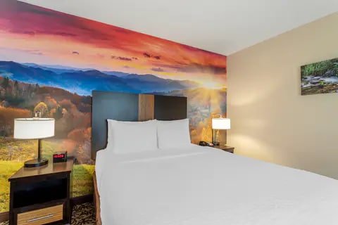 Queen suite | Ascend Hotel Collection, Pigeon-forge TN Hotels