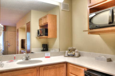 Guest room with king bed(s) | Econo Lodge, Pigeon-forge TN Hotels