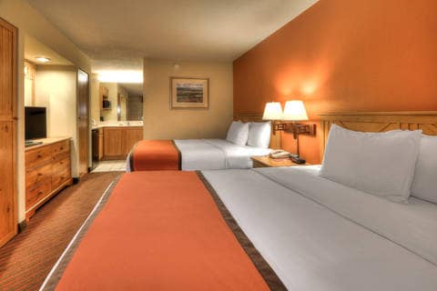 Spacious room with queen beds | Econo Lodge, Pigeon-forge TN Hotels