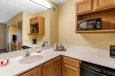 Guest room with added amenities | Econo Lodge, Pigeon-forge TN Hotels